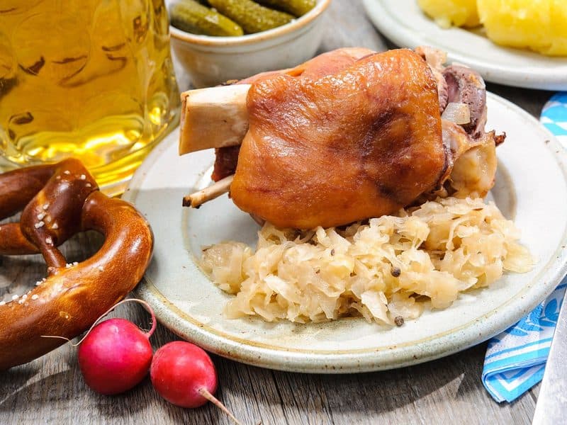 Codillo de Cerdo con Chucrut y Papas